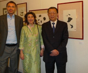 Frédéric Laloyeau avec Deanna Gao (professeur) et Li Ping (Ministre Conseiller de l'Ambassade de Chine en France)